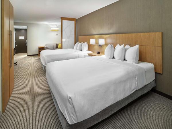 DoubleTree by Hilton Edmonton Downtown : photo 2 de la chambre chambre avec 2 lits queen-size et canapé-lit