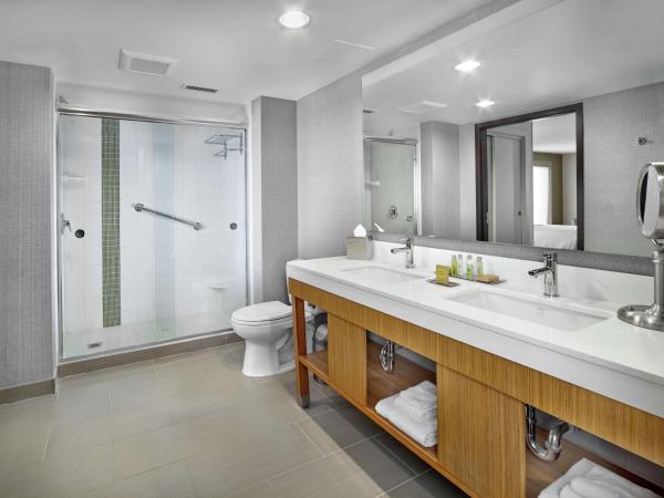 DoubleTree by Hilton Edmonton Downtown : photo 4 de la chambre suite 1 chambre lit king-size avec kitchenette