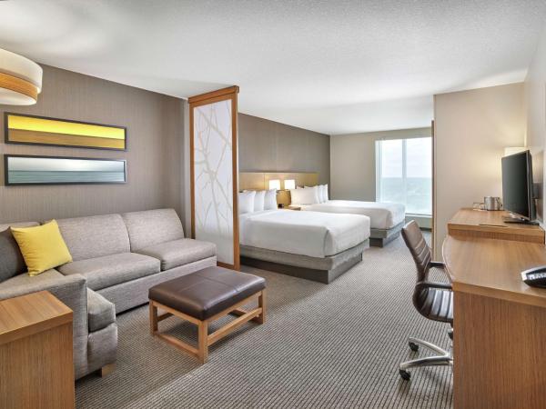 DoubleTree by Hilton Edmonton Downtown : photo 1 de la chambre chambre avec 2 lits queen-size et canapé-lit