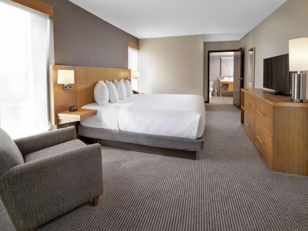 DoubleTree by Hilton Edmonton Downtown : photo 3 de la chambre suite 1 chambre lit king-size
