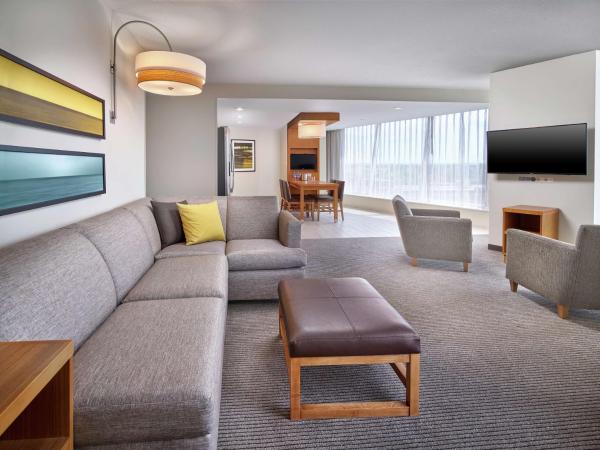 DoubleTree by Hilton Edmonton Downtown : photo 3 de la chambre suite 1 chambre lit king-size