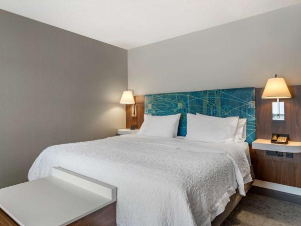 Hampton Inn & Suites Edmonton/West : photo 1 de la chambre chambre lit king-size - non-fumeurs