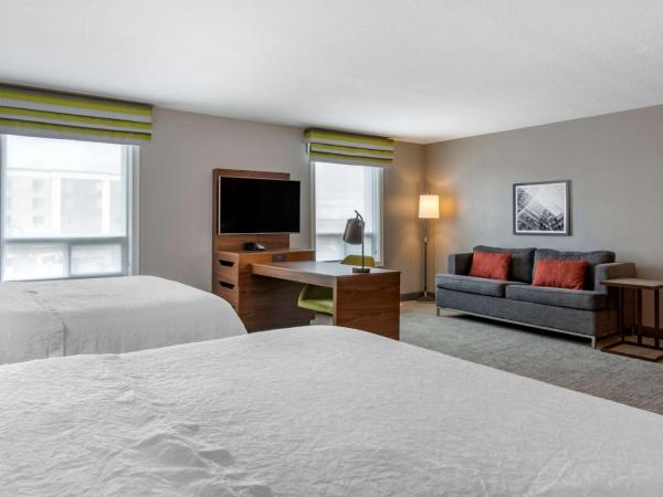 Hampton Inn & Suites Edmonton/West : photo 1 de la chambre queen studio suite with two queen beds and sofa bed - non-smoking