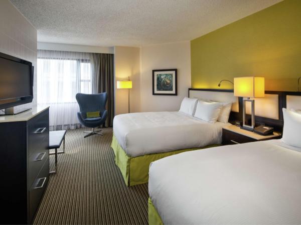 The Hollis Halifax - a DoubleTree Suites by Hilton : photo 1 de la chambre suite lit queen-size