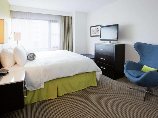 The Hollis Halifax - a DoubleTree Suites by Hilton : photo 1 de la chambre suite lit king-size