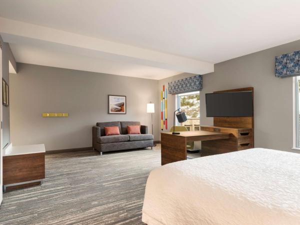 Hampton Inn & Suites Kelowna, British Columbia, Canada : photo 1 de la chambre suite lit king-size avec douche accessible en fauteuil roulant - accessible aux personnes à mobilité réduite - non-fumeurs