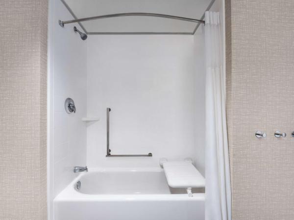 Hampton Inn & Suites Kelowna, British Columbia, Canada : photo 5 de la chambre chambre lit king-size - adaptée aux personnes malentendantes - non-fumeurs