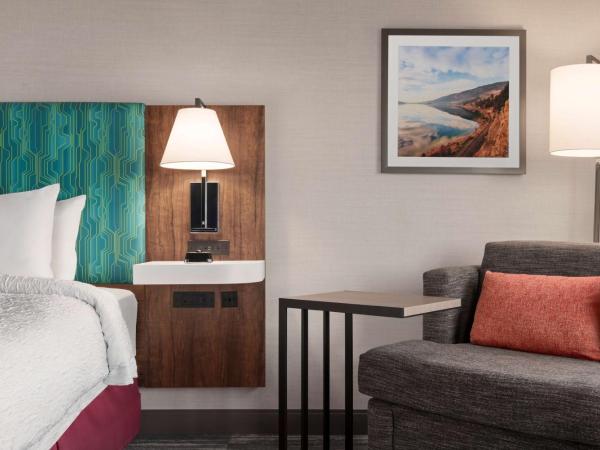 Hampton Inn & Suites Kelowna, British Columbia, Canada : photo 3 de la chambre chambre lit king-size - adaptée aux personnes malentendantes - non-fumeurs