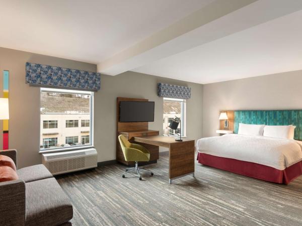 Hampton Inn & Suites Kelowna, British Columbia, Canada : photo 3 de la chambre suite lit king-size avec douche accessible en fauteuil roulant - accessible aux personnes à mobilité réduite - non-fumeurs