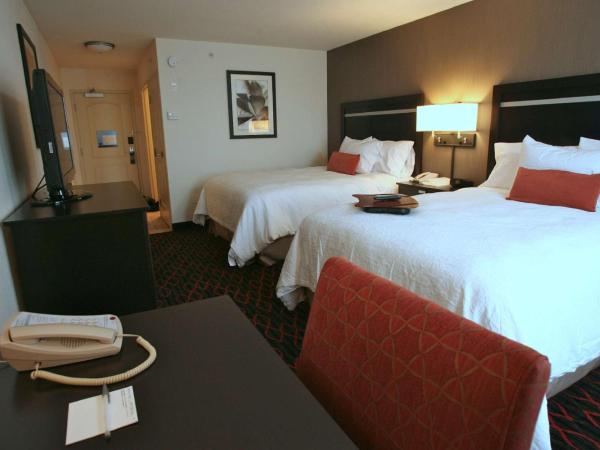 Hampton Inn & Suites Red Deer : photo 1 de la chambre chambre 2 lits queen-size - non-fumeurs