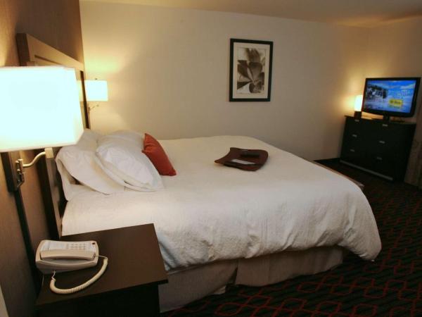 Hampton Inn & Suites Red Deer : photo 1 de la chambre chambre lit king-size - non-fumeurs