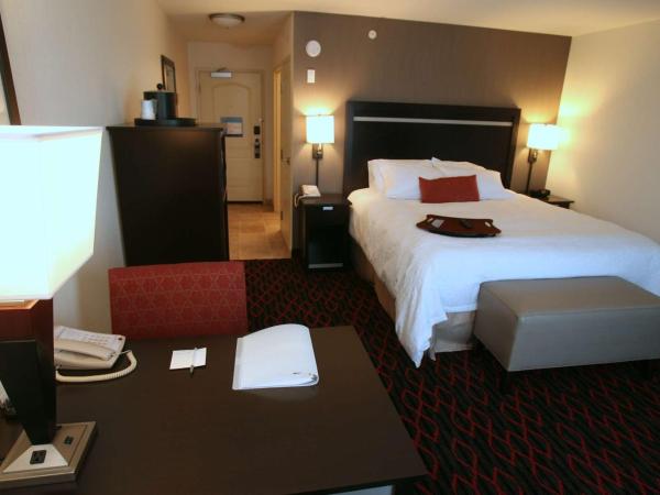 Hampton Inn & Suites Red Deer : photo 2 de la chambre chambre lit king-size - non-fumeurs