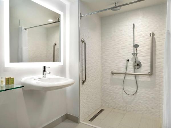DoubleTree by Hilton Hotel Toronto Airport West : photo 2 de la chambre chambre lit queen-size avec douche accessible en fauteuil roulant - adaptée aux personnes à mobilité réduite et malentendantes
