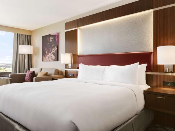 DoubleTree by Hilton Hotel Toronto Airport West : photo 1 de la chambre grande chambre lit king-size