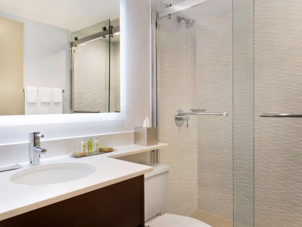 DoubleTree by Hilton Hotel Toronto Airport West : photo 3 de la chambre chambre lit king-size deluxe