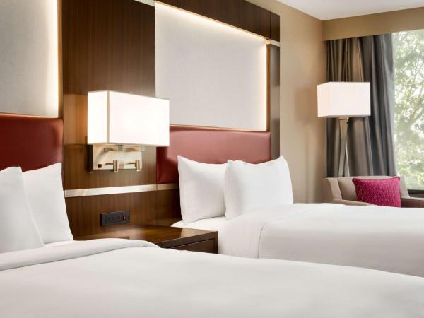 DoubleTree by Hilton Hotel Toronto Airport West : photo 1 de la chambre chambre deluxe avec 2 lits queen-size