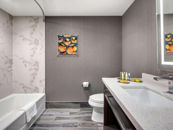 Doubletree by Hilton Toronto Airport, ON : photo 5 de la chambre chambre avec 2 grands lits queen-size 