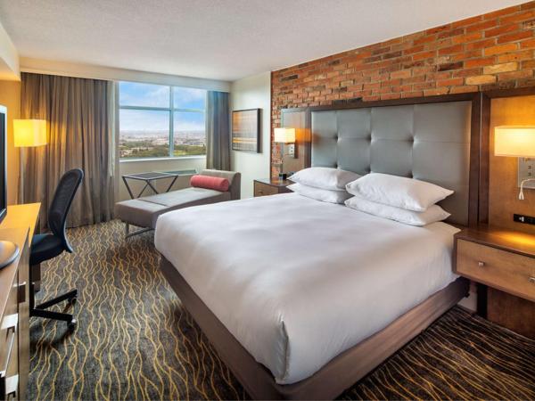 Doubletree by Hilton Toronto Airport, ON : photo 1 de la chambre chambre lit king-size
