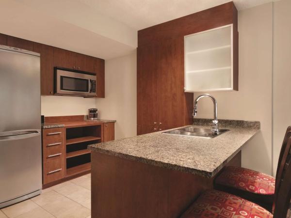 Embassy Suites by Hilton - Montreal : photo 1 de la chambre suite lit king-size de luxe avec cheminée - non-fumeurs