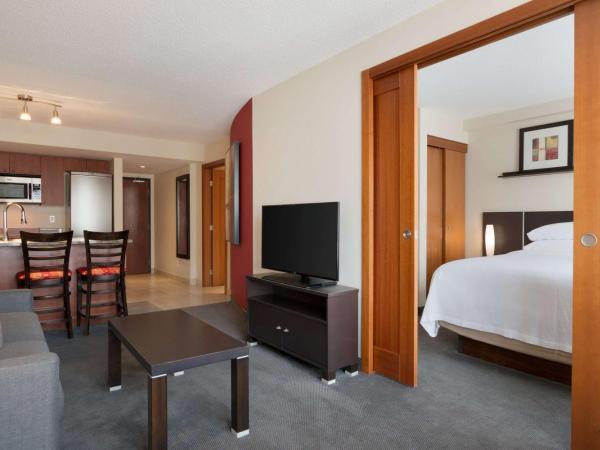 Embassy Suites by Hilton - Montreal : photo 1 de la chambre suite de luxe avec 2 lits doubles et cheminée - non-fumeurs