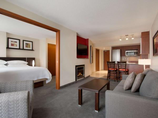 Embassy Suites by Hilton - Montreal : photo 2 de la chambre suite de luxe avec 2 lits doubles et cheminée - non-fumeurs