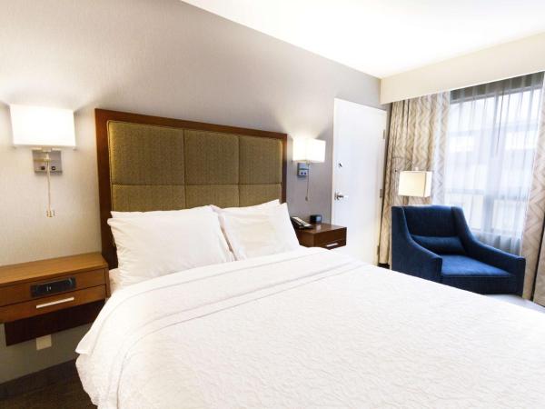 Hampton Inn - Vancouver Airport/Richmond : photo 1 de la chambre chambre lit queen-size pour personnes à mobilité réduite - non-fumeurs