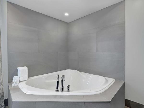 Homewood Suites by Hilton London Ontario : photo 5 de la chambre studio suite avec lit king-size et bain à remous - non-fumeurs