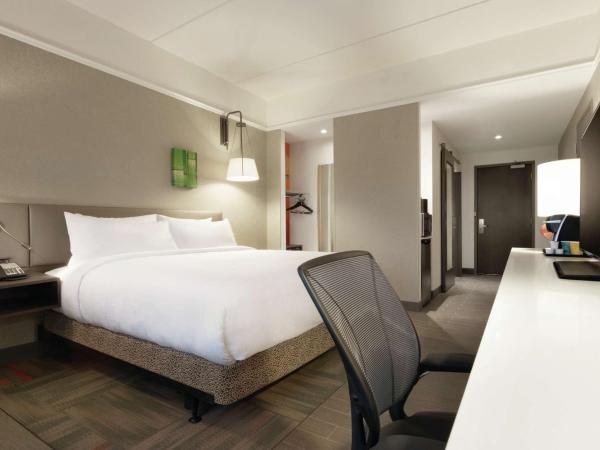 Hilton Garden Inn Calgary Downtown : photo 3 de la chambre chambre lit king-size avec baignoire - accessible aux personnes à mobilité réduite et adaptée aux personnes malentendantes