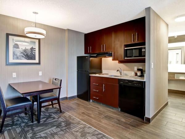 Hampton Inn & Suites by Hilton Calgary-Airport : photo 2 de la chambre suite 1 chambre lit king-size - non fumeurs 