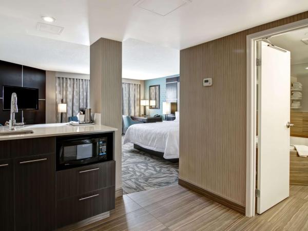 Hampton Inn & Suites by Hilton Calgary-Airport : photo 3 de la chambre deluxe king room with whirpool - non-smoking