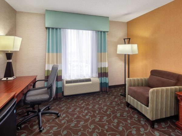 Hampton Inn & Suites by Hilton Toronto Airport : photo 1 de la chambre chambre lit king-size - non-fumeurs