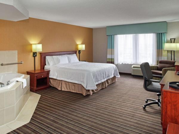 Hampton Inn & Suites by Hilton Toronto Airport : photo 2 de la chambre studio suite avec lit king-size et bain à remous - non-fumeurs