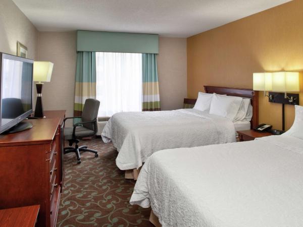 Hampton Inn & Suites by Hilton Toronto Airport : photo 1 de la chambre chambre 2 lits queen-size - non-fumeurs