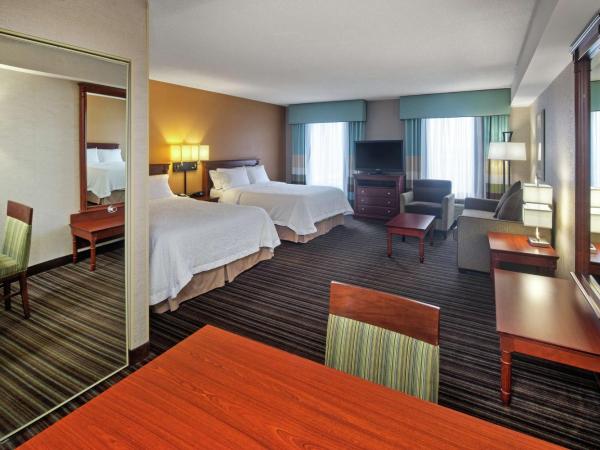 Hampton Inn & Suites by Hilton Toronto Airport : photo 4 de la chambre queen studio suite with two queen beds and sofa bed - non-smoking