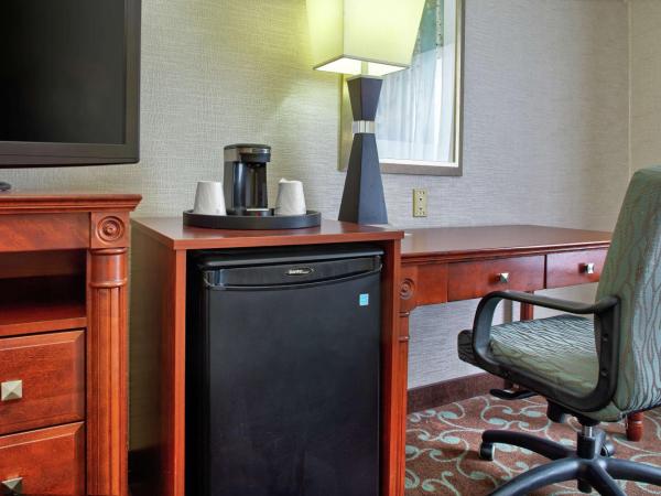 Hampton Inn & Suites by Hilton Toronto Airport : photo 4 de la chambre chambre 2 lits queen-size - non-fumeurs