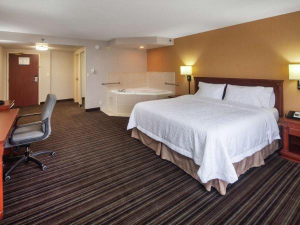 Hampton Inn & Suites by Hilton Toronto Airport : photo 4 de la chambre studio suite avec lit king-size et bain à remous - non-fumeurs