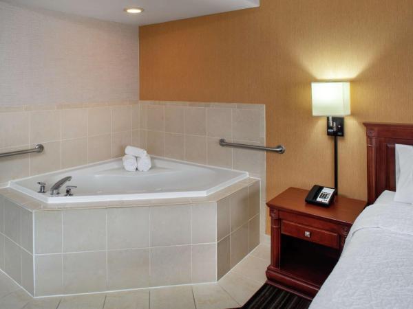 Hampton Inn & Suites by Hilton Toronto Airport : photo 7 de la chambre studio suite avec lit king-size et bain à remous - non-fumeurs