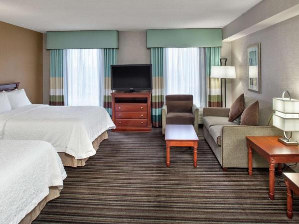 Hampton Inn & Suites by Hilton Toronto Airport : photo 6 de la chambre queen studio suite with two queen beds and sofa bed - non-smoking