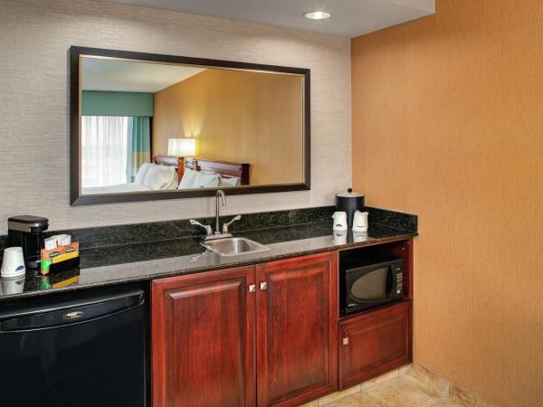 Hampton Inn & Suites by Hilton Toronto Airport : photo 5 de la chambre suite avec 2 lits queen-size - non-fumeurs