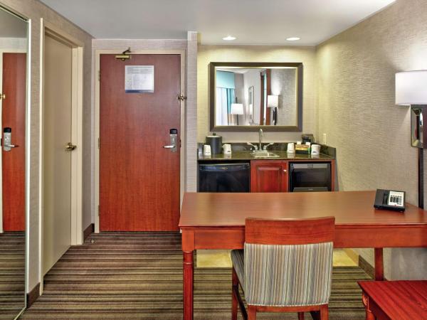 Hampton Inn & Suites by Hilton Toronto Airport : photo 6 de la chambre suite studio lit king-size - non-fumeurs