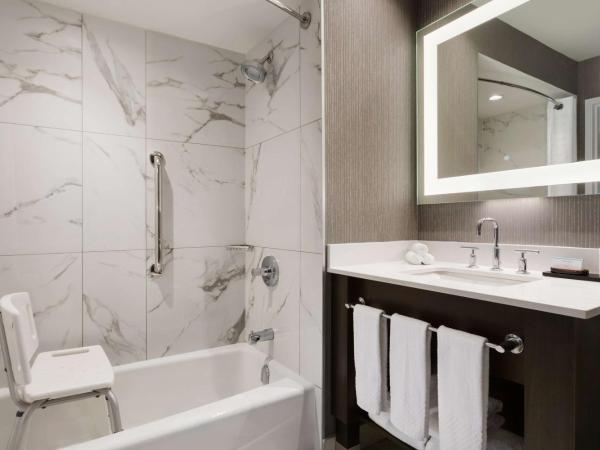 Embassy Suites By Hilton Toronto Airport : photo 4 de la chambre suite 2 chambres lit king-size avec baignoire - personnes à mobilité réduite
