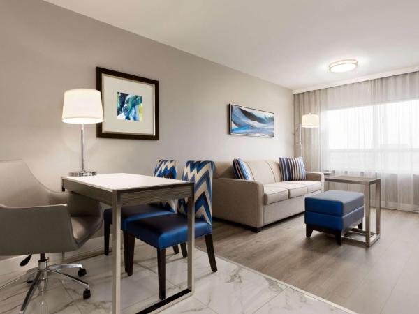 Embassy Suites By Hilton Toronto Airport : photo 1 de la chambre suite lit king-size 2 chambres