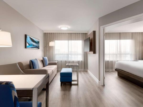 Embassy Suites By Hilton Toronto Airport : photo 3 de la chambre suite lit king-size 2 chambres