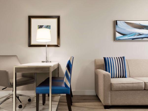 Embassy Suites By Hilton Toronto Airport : photo 4 de la chambre suite lit king-size 2 chambres