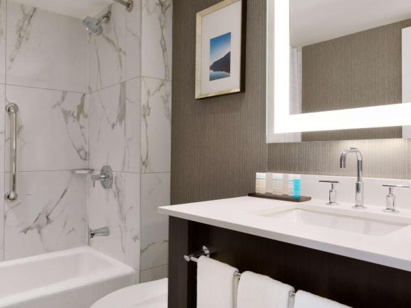 Embassy Suites By Hilton Toronto Airport : photo 6 de la chambre suite studio avec 2 lits queen-size