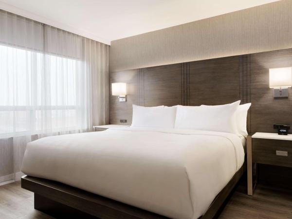 Embassy Suites By Hilton Toronto Airport : photo 5 de la chambre suite lit king-size 2 chambres