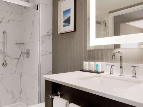 Embassy Suites By Hilton Toronto Airport : photo 6 de la chambre suite lit king-size 2 chambres