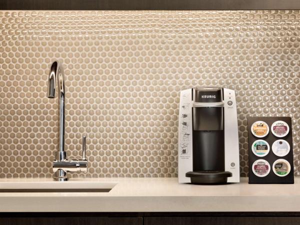 Embassy Suites By Hilton Toronto Airport : photo 8 de la chambre suite lit king-size 2 chambres