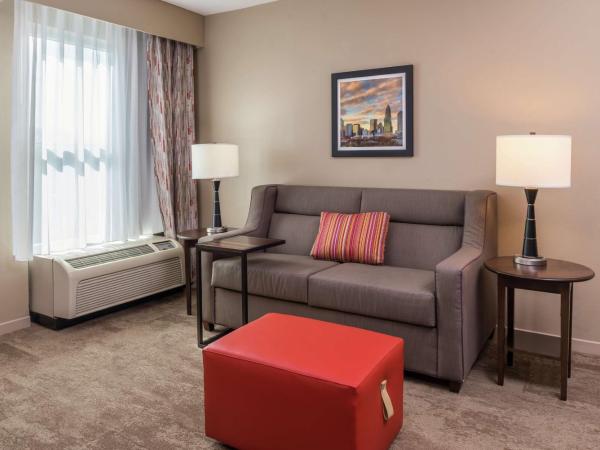 Hampton Inn & Suites Charlotte Arrowood Rd : photo 4 de la chambre suite lit king-size avec cuisine - non-fumeurs