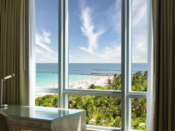 Hilton Bentley Miami/South Beach : photo 1 de la chambre studio d'angle avec 2 lits doubles - vue partielle sur océan